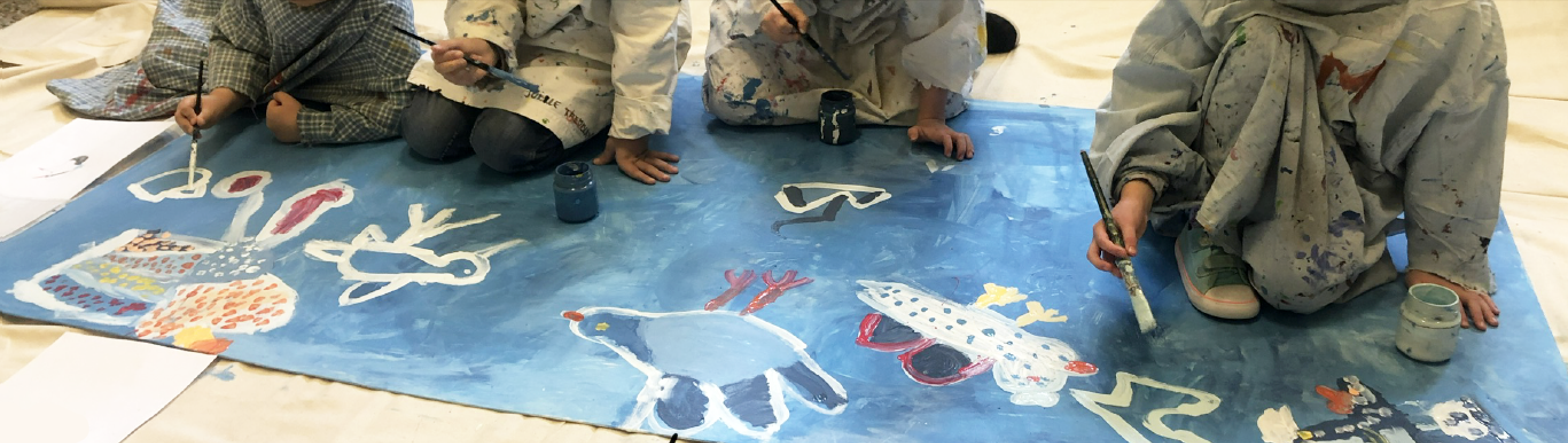 Enfants peignent une murale