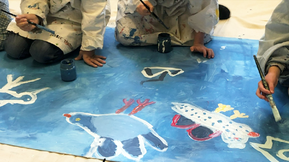 Enfants peignent une murale