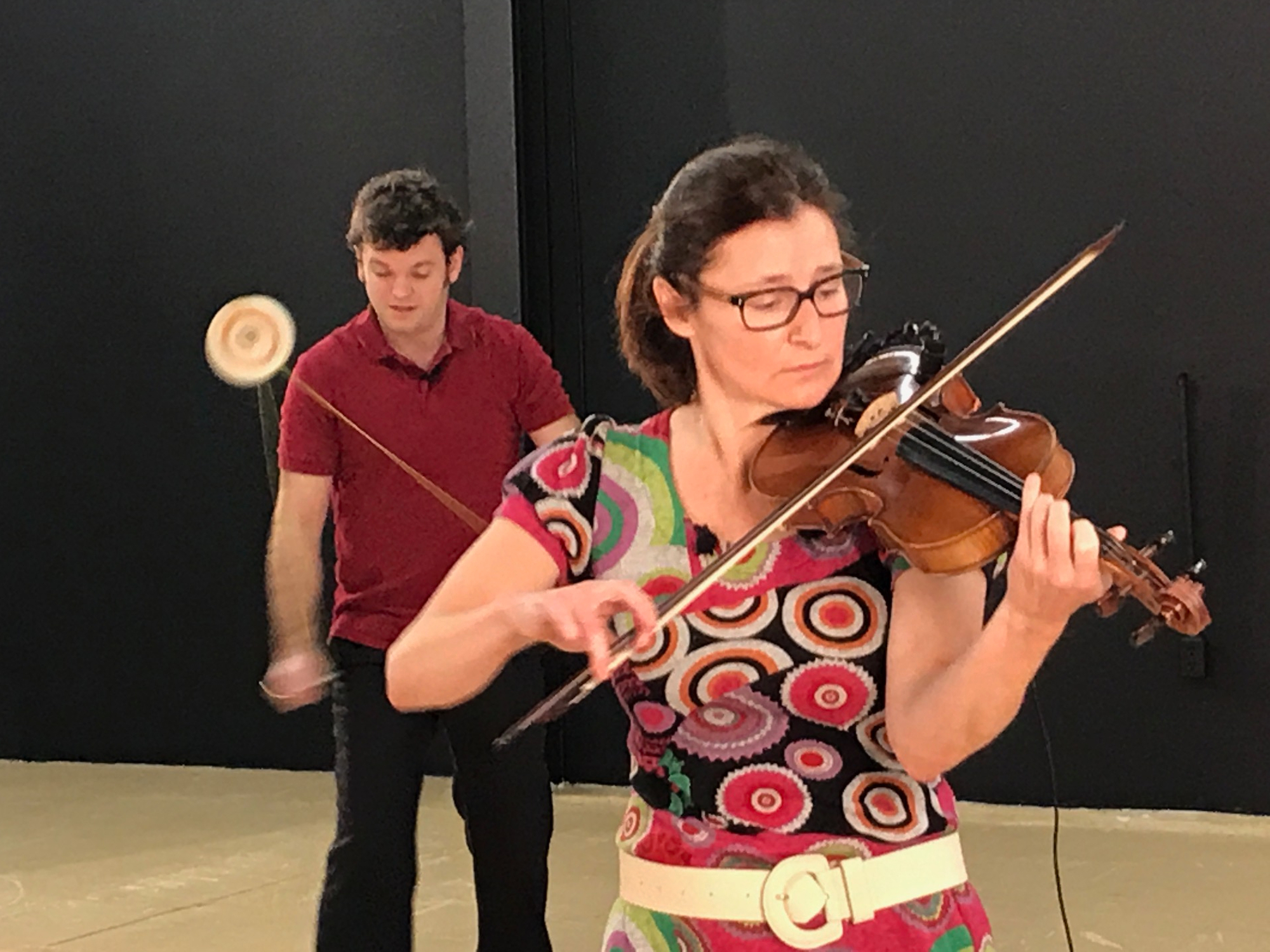 La violoniste Angélique Duguay et le jongleur Bruno Gagnon