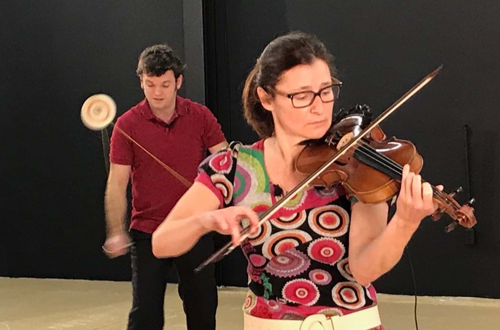 La violoniste Angélique Duguay et le jongleur Bruno Gagnon